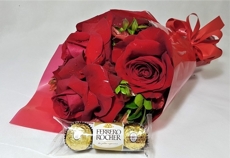  Buque de 3 Rosas Importadas Vermelhas e Ferrero de 3 Unidades