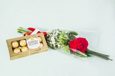 Rosa Nacional Vermelha e Ferrero com 8 Unidades