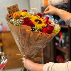 �Voc� � Super Especial� (6 Rosas + Girassol)