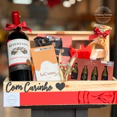 Cesta Gourmet com Chocolates e Vinho
