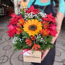 Arranjo de Rosas Vermelhas e Girassol