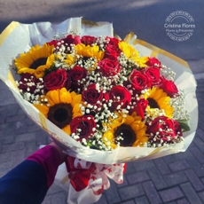 Radiante Buque de Rosas com Girassois