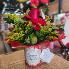 Caneca Grande Mulher Vermelha com Arranjo 