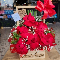 Arranjo com Rosas Vermelhas na Cestinha