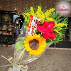 1 Rosa com 1 Girassol e Kinder Bueno