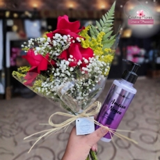 Buquezinho 3 Rosas Com Hidratante Ameixa Negra