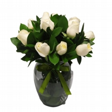 Arranjo de Rosas Brancas Com Ruscus