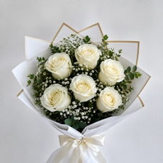 Buqu� de 6 Rosas Brancas