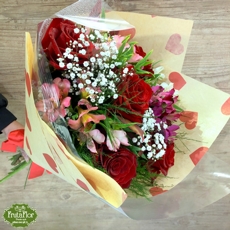 Buqu de Rosas Importadas e Astromlias 