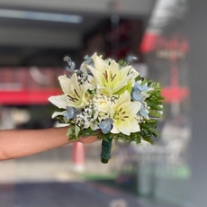 Buque de noiva com lrios e flores brancas 
