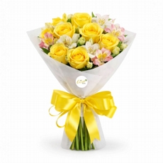 Buque delicado com rosas e astromelias coloridas