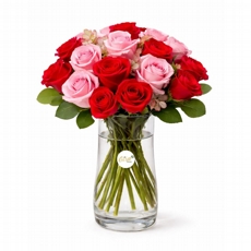 Arranjo de rosas vermelhas e rosadas em vaso de vidro 