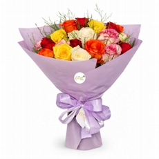Buqu� Delicado com 30 Rosas Coloridas 