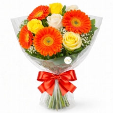 Buqu� delicado vibrante de G�rberas e Rosas 