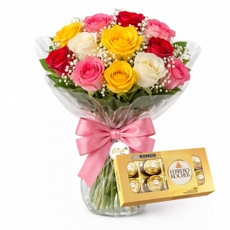 Arranjo de Rosas coloridas com Ferrero em caso de vidro 