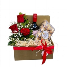 Combo com Arranjo de Rosas, Vinho e Chocolate 