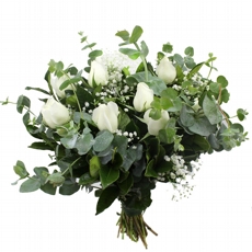 Buque  com 10 rosas  nacionais branca com  eucalipto