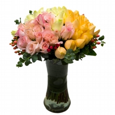 Arranjo de Rosas Sortidas no Vaso de Vidro