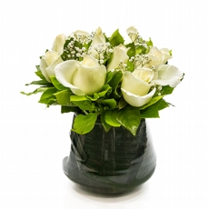 Lindo Arranjo com Rosas Brancas no Vaso de Vidro