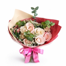 Buque  com 10 rosas  nacionais cor de rosa  com  eucalipto