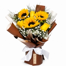 Buqu� Coreano com Girass�is e Rosas Amarelas