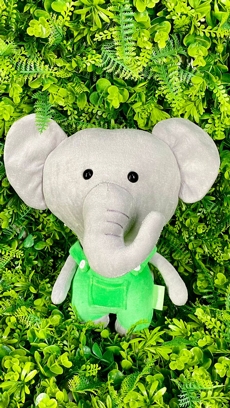 PEL�CIA ELEFANTE  MENINO