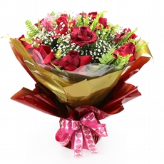 Buque Com 12 Rosas Importadas No Papel Decorativo Na Espuma Floral