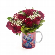 Arranjo de Rosas Vermelhas na Caneca Stitch Rosa