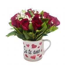 Arranjo de Rosas Vermelhas na caneca Eu te amo Corao