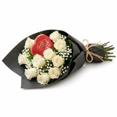 Buqu� Sofisticado de Rosas Brancas com Lindt