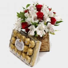 Arranjo de Rosas Vermelhas com Astromlias Brancas com Ferrero 12 unidades