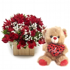 Arranjo de Rosas Vermelhas com Astromlias Vermelhas Com Urso De Pelcia Pitchuc