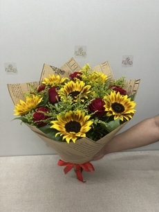 Buqu Tradicional de Girassis com Rosas Vermelhas