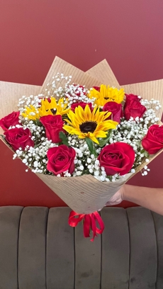 Buqu Paixo e Luz - Rosas com Girassis 