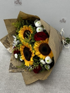 Buque Tradicional  de Girassis e Rosas Vermelhas 