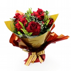 Buque Com 06 Rosas Importadas No Papel Decorativo na espuma floral