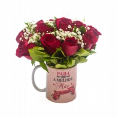 Arranjo de Rosas Vermelhas na caneca rosa Para Melhor Me do Mundo