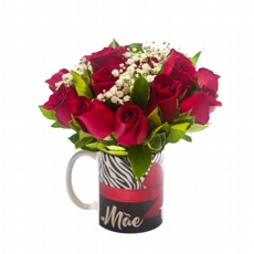 Arranjo de Rosas Vermelhas na caneca (lao vermelho) com dizeres Me Te Amo